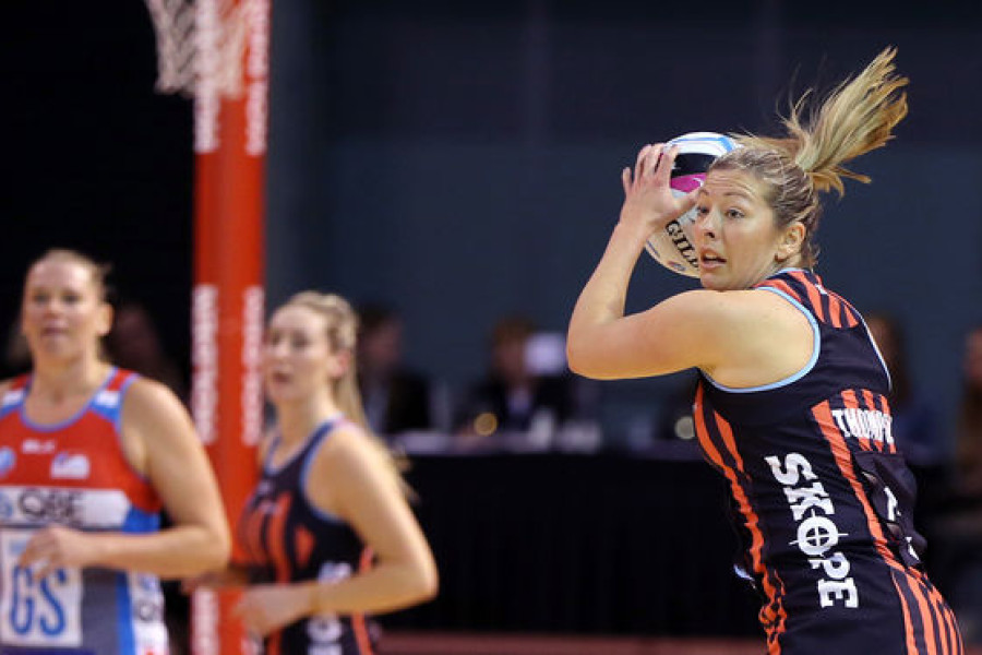 Thompson re-signs for Tactix